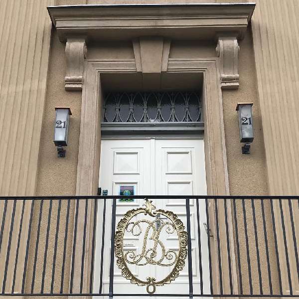 Wieder ist Probentag und bei der Ankunft im NHU erblicke ich das goldene Logo der Berliner Liedertafel 1884 im frisch restaurierten Treppengeländer. Schön!