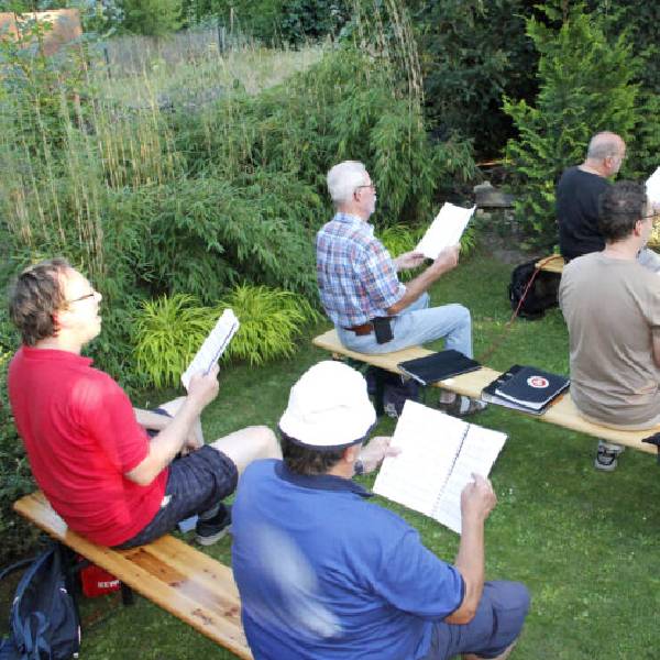 140 Tage nach der letzten Chorprobe kamen die Sänger der Berliner Liedertafel endlich wieder zu einer Probe in Präsenz im Garten zusammen und schön war es!
