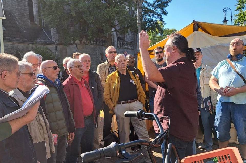 Marktsingen im Sonnenschein und mit Hund